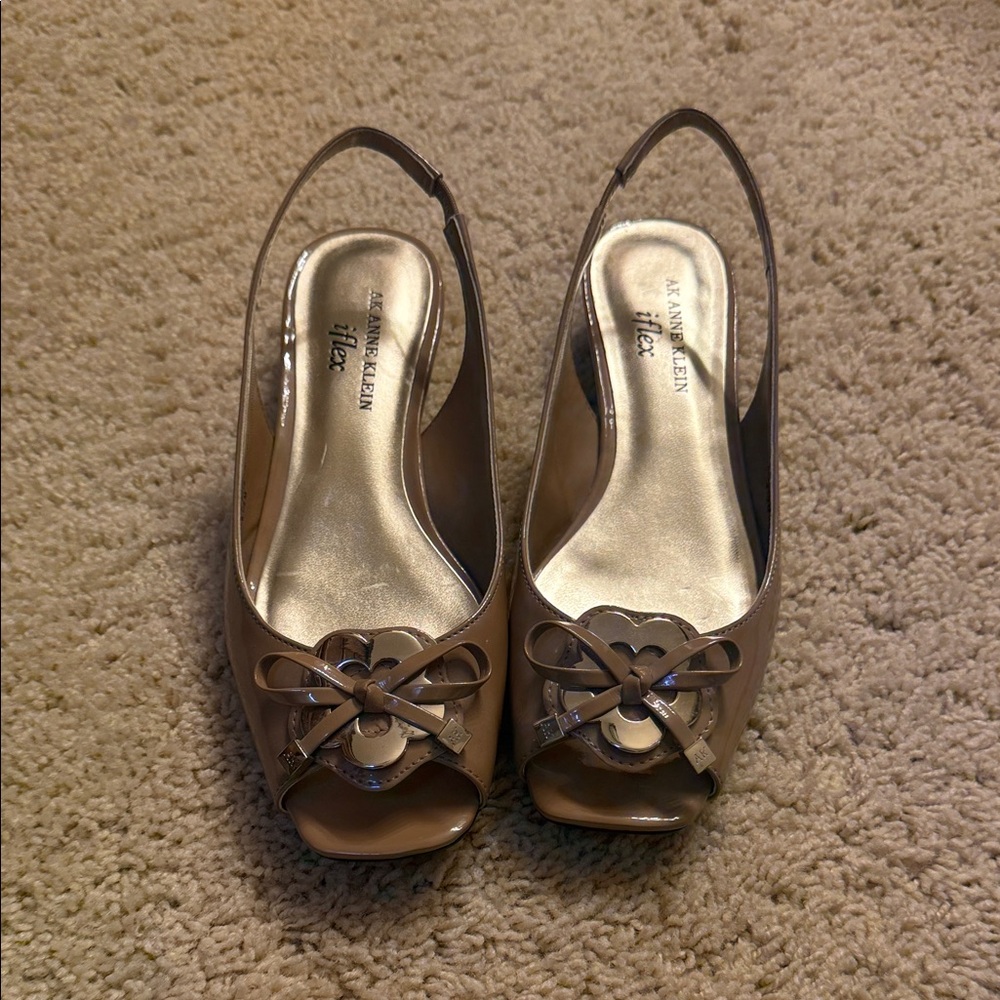 Anne Klein iflex Tan Peep-Toe Slingback Heels with gold accents - Picture 2 of 8